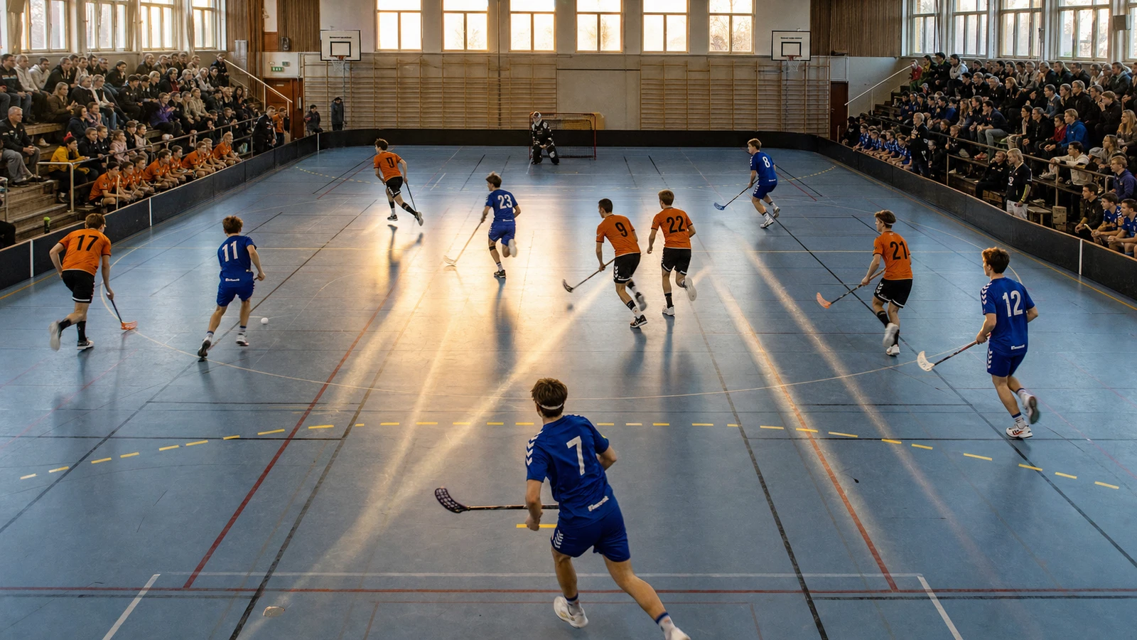 En vidvinkel över hela planen där tio spelare är utspridda i ett omställningsläge och läktarna är fulla